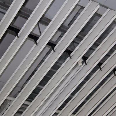 185x3000mm U স্ট্রিপ অ্যালুমিনিয়াম মেটাল সিলিং কাস্টমাইজযোগ্য রঙ হালকা ওজন